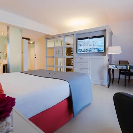 Ax The Palace 5*