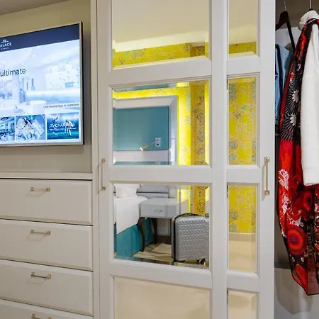 Ax The Palace מלון